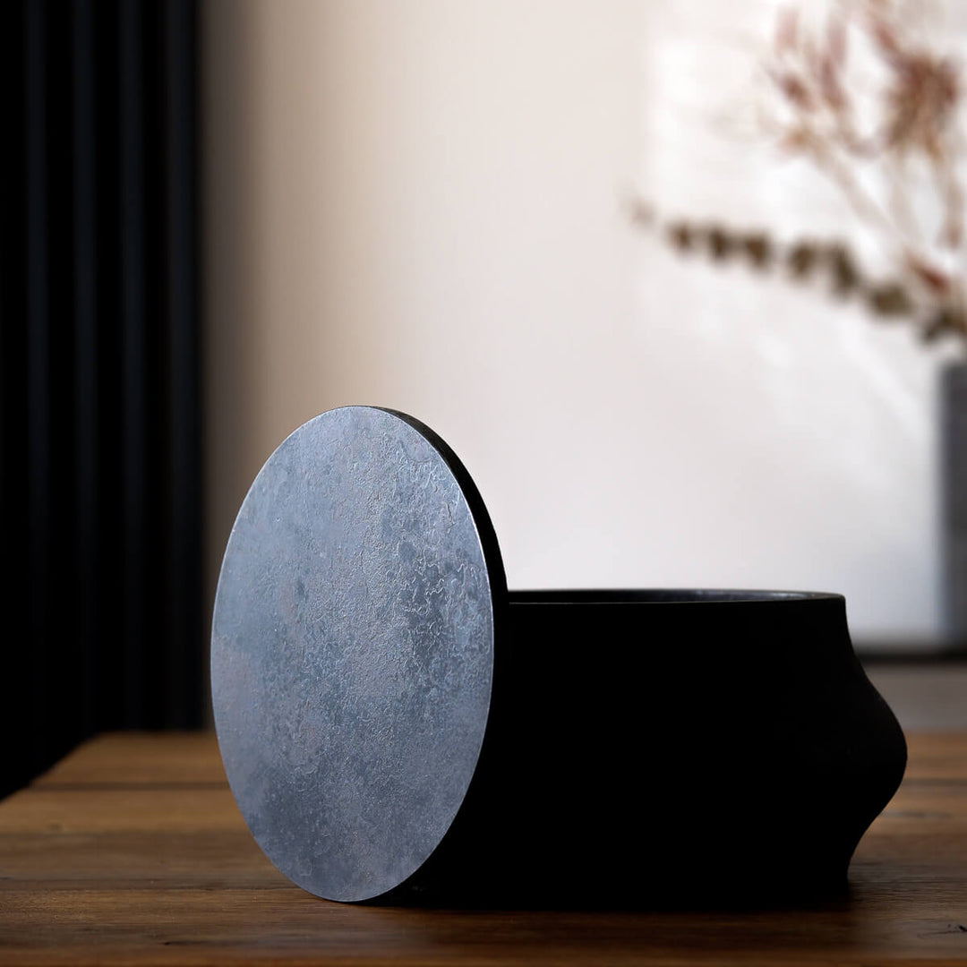 Laurenz Stockner, Dose, schwarzer Stahl, gestaucht | Ø 19 cm (LS12)