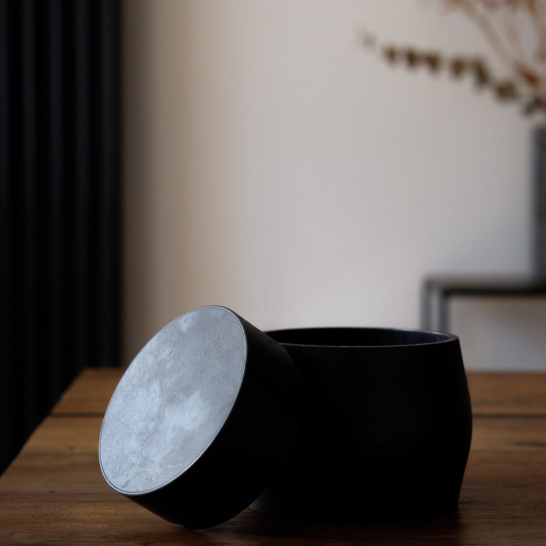 Laurenz Stockner, Dose, schwarzer Stahl, gestaucht | Ø 14,5 cm (LS15)