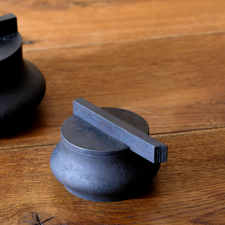 Laurenz Stockner, Dose, schwarzer Stahl, gestaucht | Ø 9,5 cm (LS11)