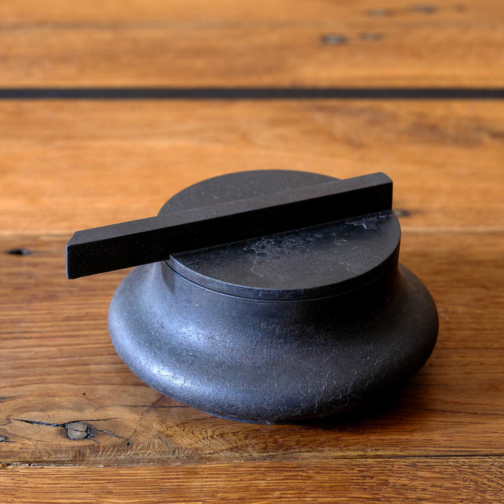 Laurenz Stockner, Dose, schwarzer Stahl, gestaucht | Ø 16 cm (LS09)