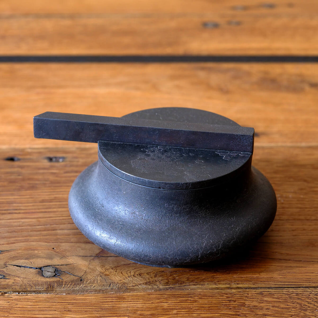 Laurenz Stockner, Dose, schwarzer Stahl, gestaucht | Ø 16 cm (LS09)