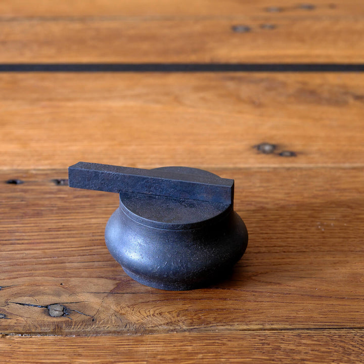 Laurenz Stockner, Dose, schwarzer Stahl, gestaucht | Ø 9,5 cm (LS11)