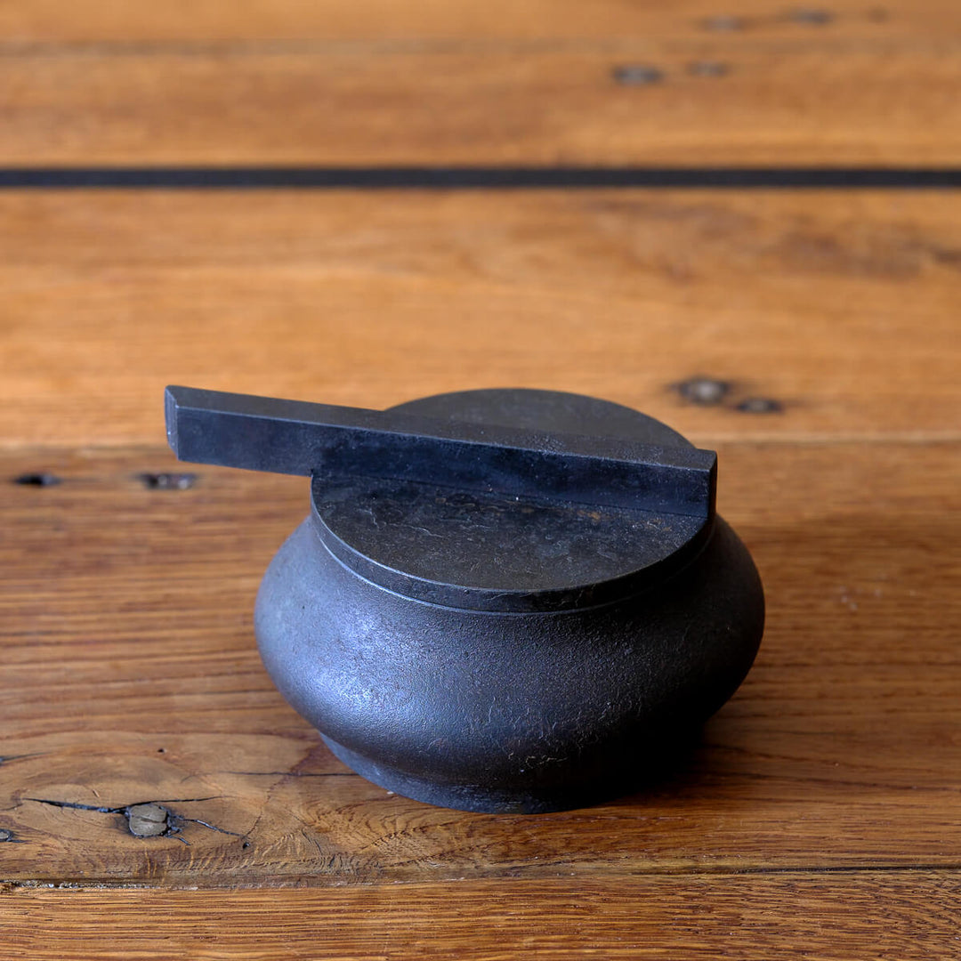Laurenz Stockner, Dose, schwarzer Stahl, gestaucht | Ø 13 cm (LS10)