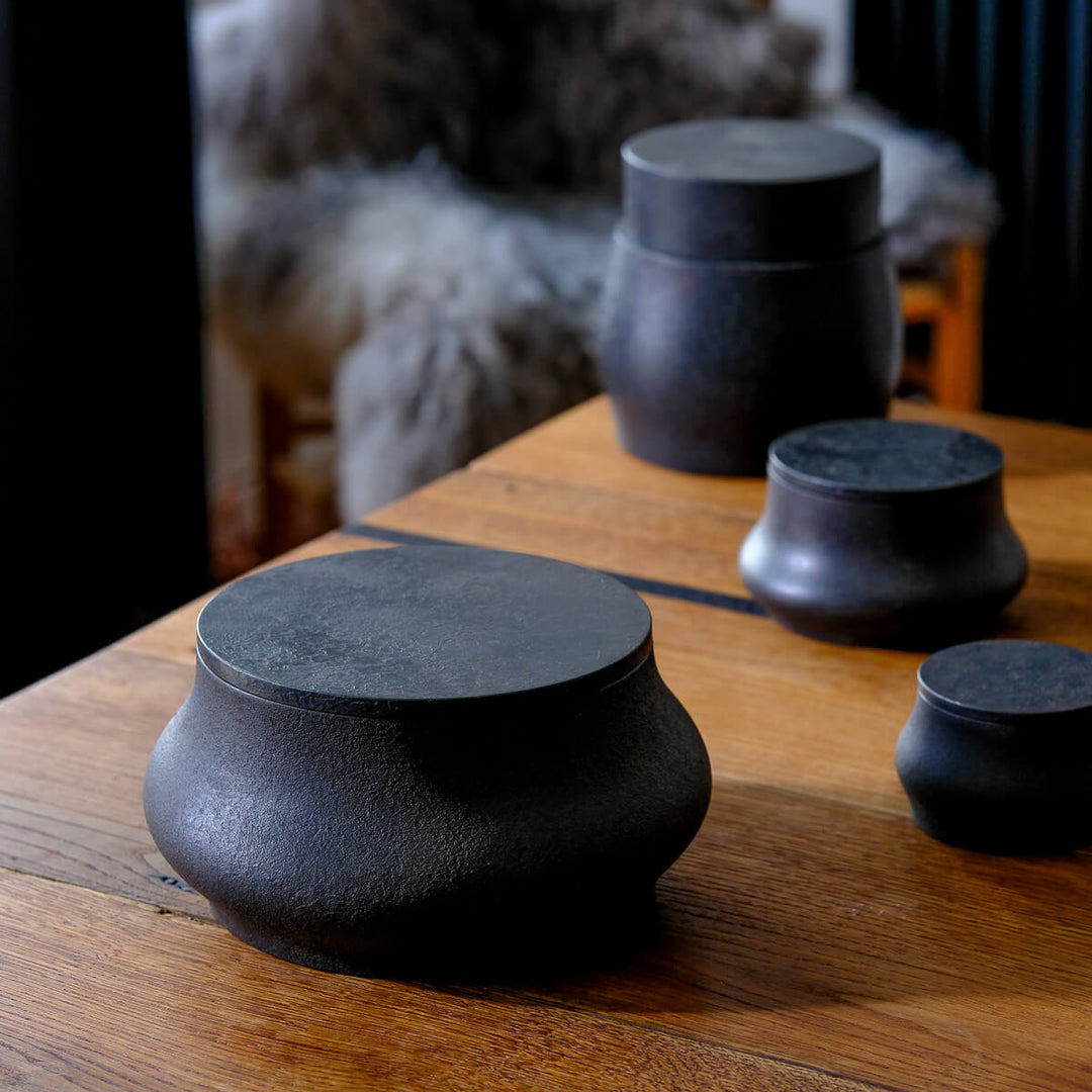 Laurenz Stockner, Dose, schwarzer Stahl, gestaucht | Ø 19 cm (LS12)