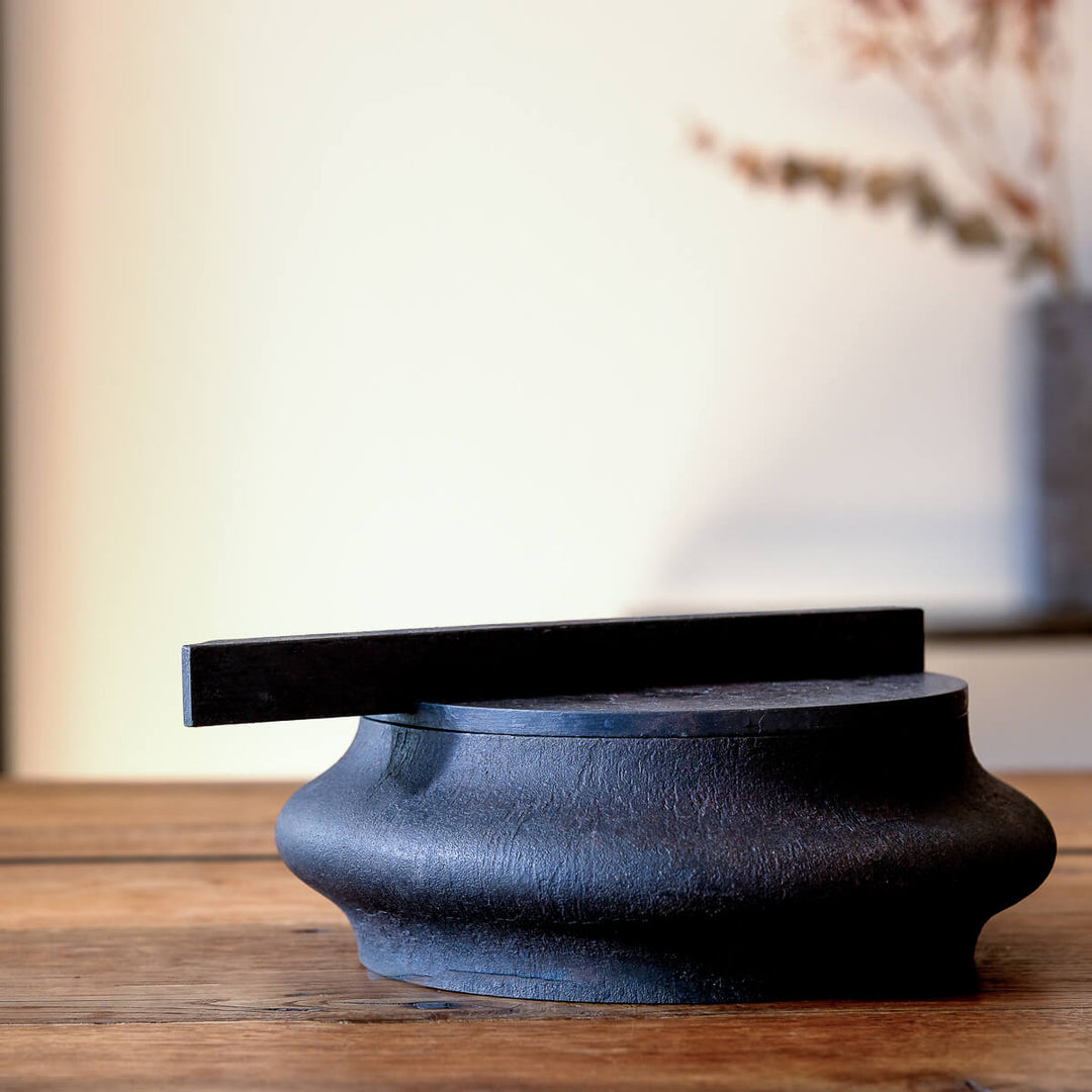 Laurenz Stockner, Dose, schwarzer Stahl, gestaucht | Ø 25 cm (LS08)