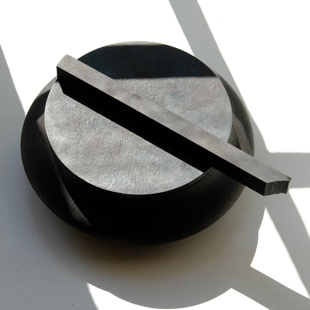 Laurenz Stockner, Dose, schwarzer Stahl, gestaucht | Ø 25 cm (LS08)