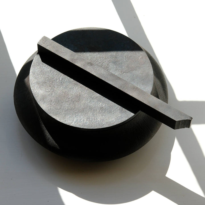 Laurenz Stockner, Dose, schwarzer Stahl, gestaucht | Ø 25 cm (LS08)