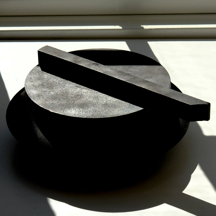 Laurenz Stockner, Dose, schwarzer Stahl, gestaucht | Ø 25 cm (LS08)