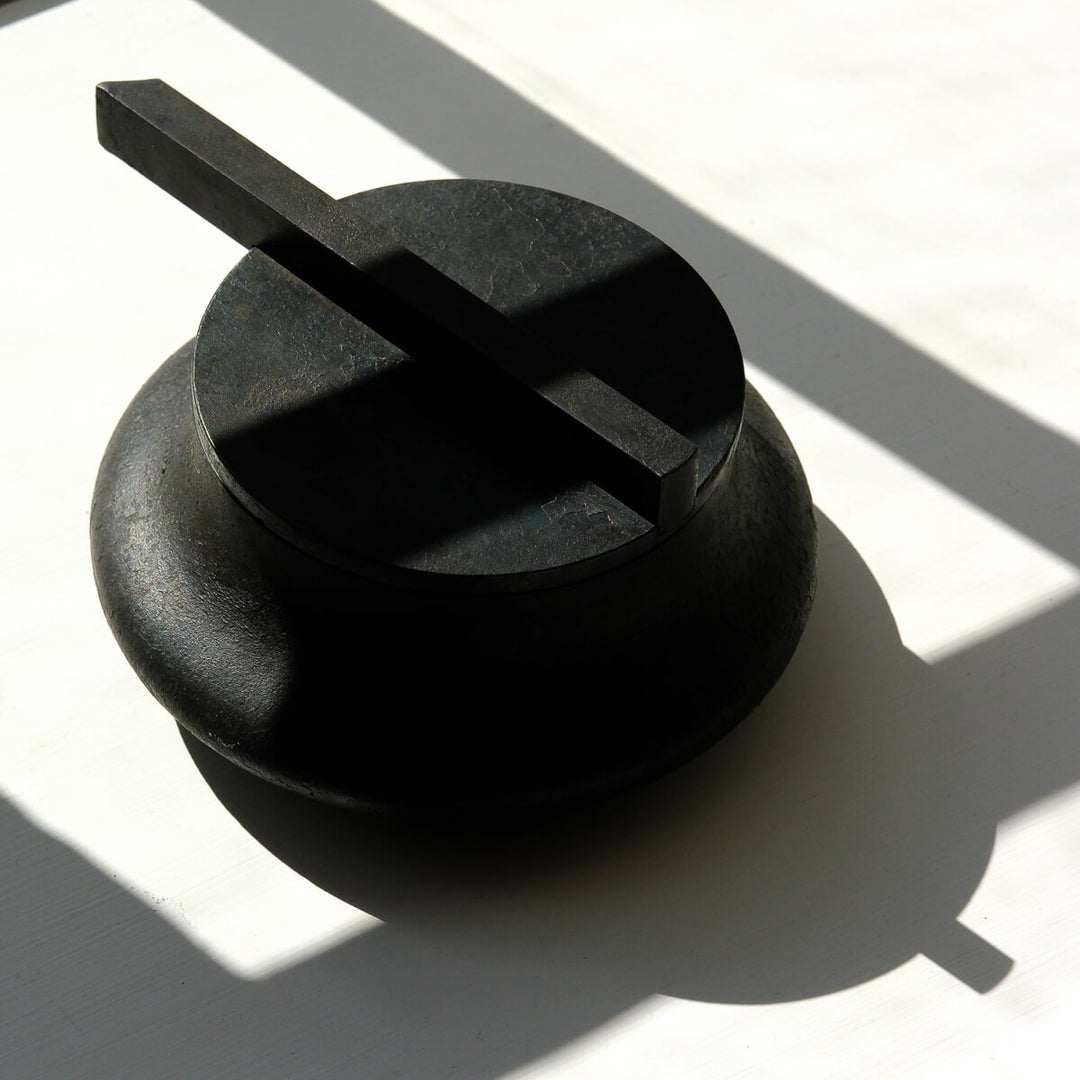 Laurenz Stockner, Dose, schwarzer Stahl, gestaucht | Ø 16 cm (LS09)