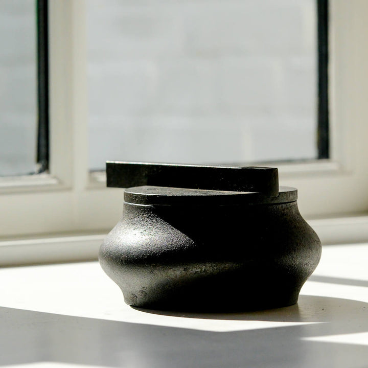 Laurenz Stockner, Dose, schwarzer Stahl, gestaucht | Ø 13 cm (LS10)
