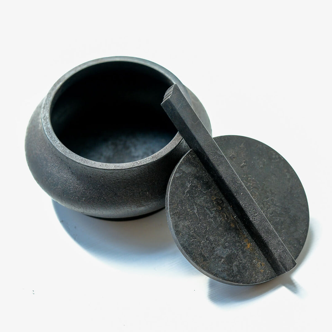 Laurenz Stockner, Dose, schwarzer Stahl, gestaucht | Ø 13 cm (LS10)