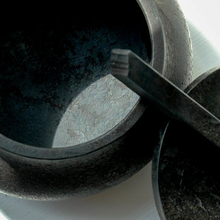 Laurenz Stockner, Dose, schwarzer Stahl, gestaucht | Ø 13 cm (LS10)