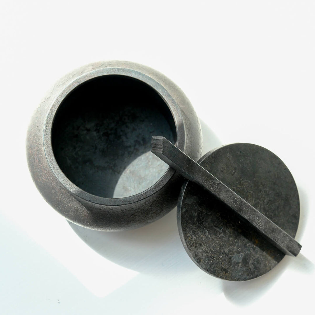 Laurenz Stockner, Dose, schwarzer Stahl, gestaucht | Ø 13 cm (LS10)