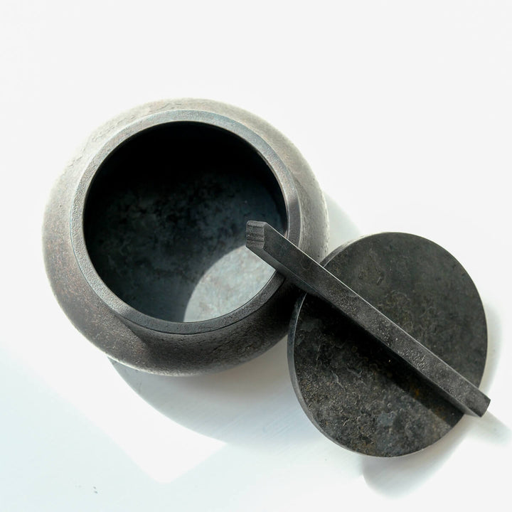 Laurenz Stockner, Dose, schwarzer Stahl, gestaucht | Ø 13 cm (LS10)