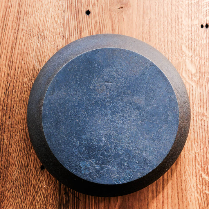 Laurenz Stockner, Dose, schwarzer Stahl, gestaucht | Ø 19 cm (LS12)
