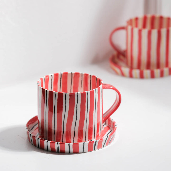 Masayoshi Oya, Tasse mit Untertasse, handgefertigt, Porzellan | rot und schwarz (MO42)