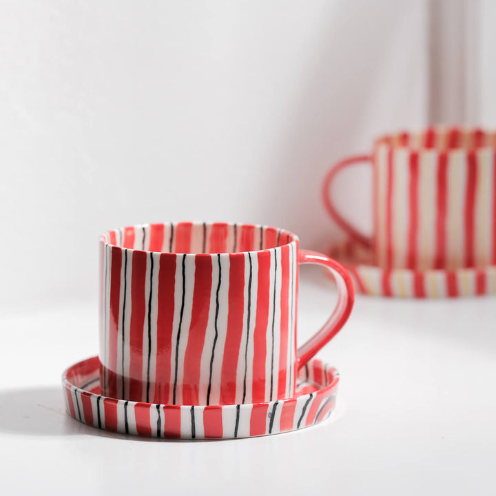 Masayoshi Oya, Tasse mit Untertasse, handgefertigt, Porzellan | rot und schwarz (MO42)