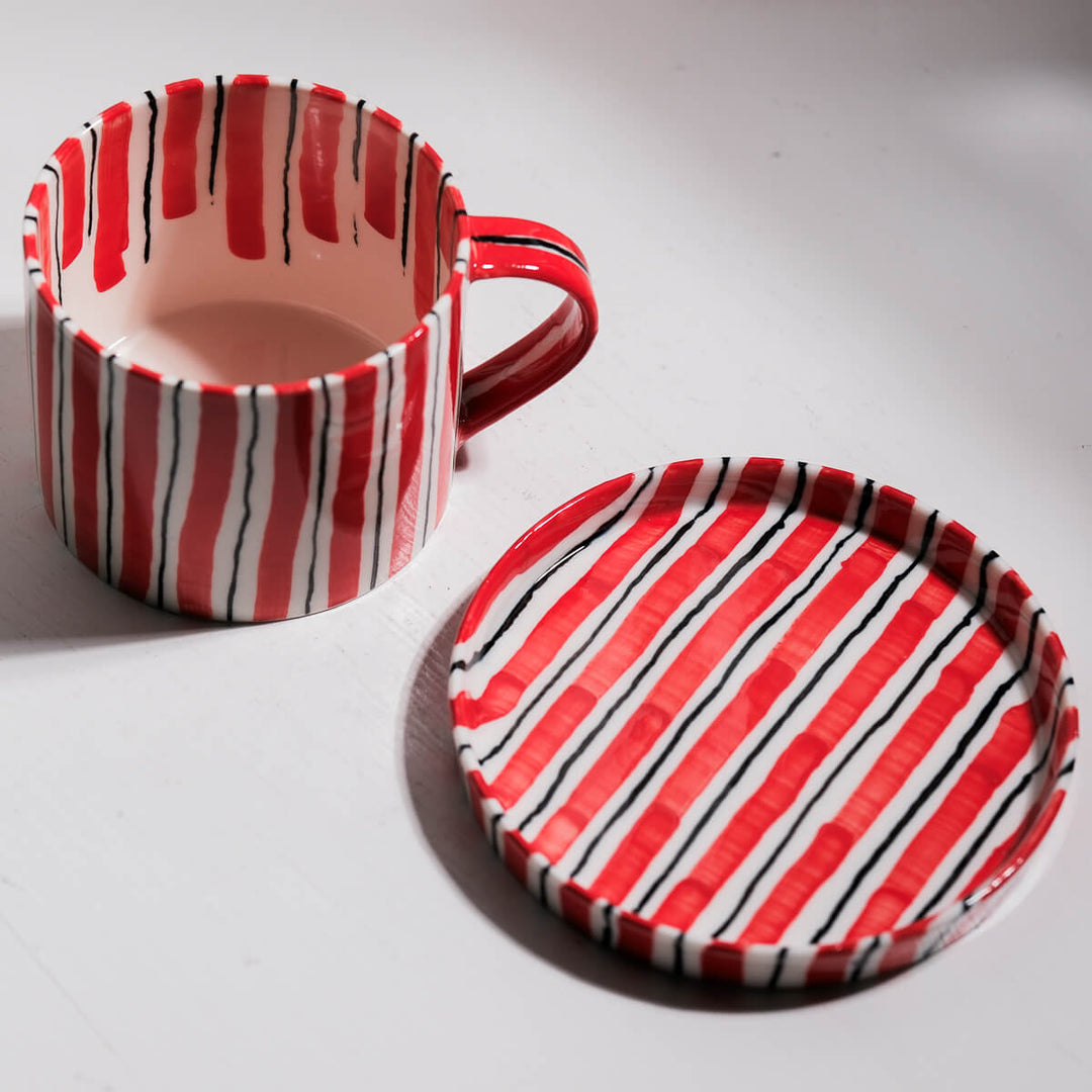 Masayoshi Oya, Tasse mit Untertasse, handgefertigt, Porzellan | rot und schwarz (MO42)