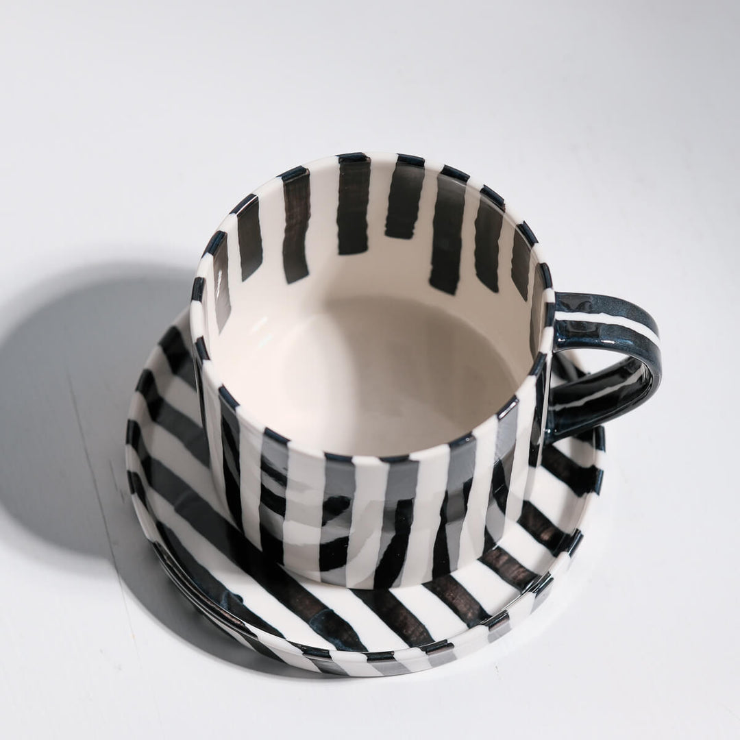 Masayoshi Oya, Tasse mit Untertasse, handgefertigt, Porzellan | schwarz weiss (MO27)